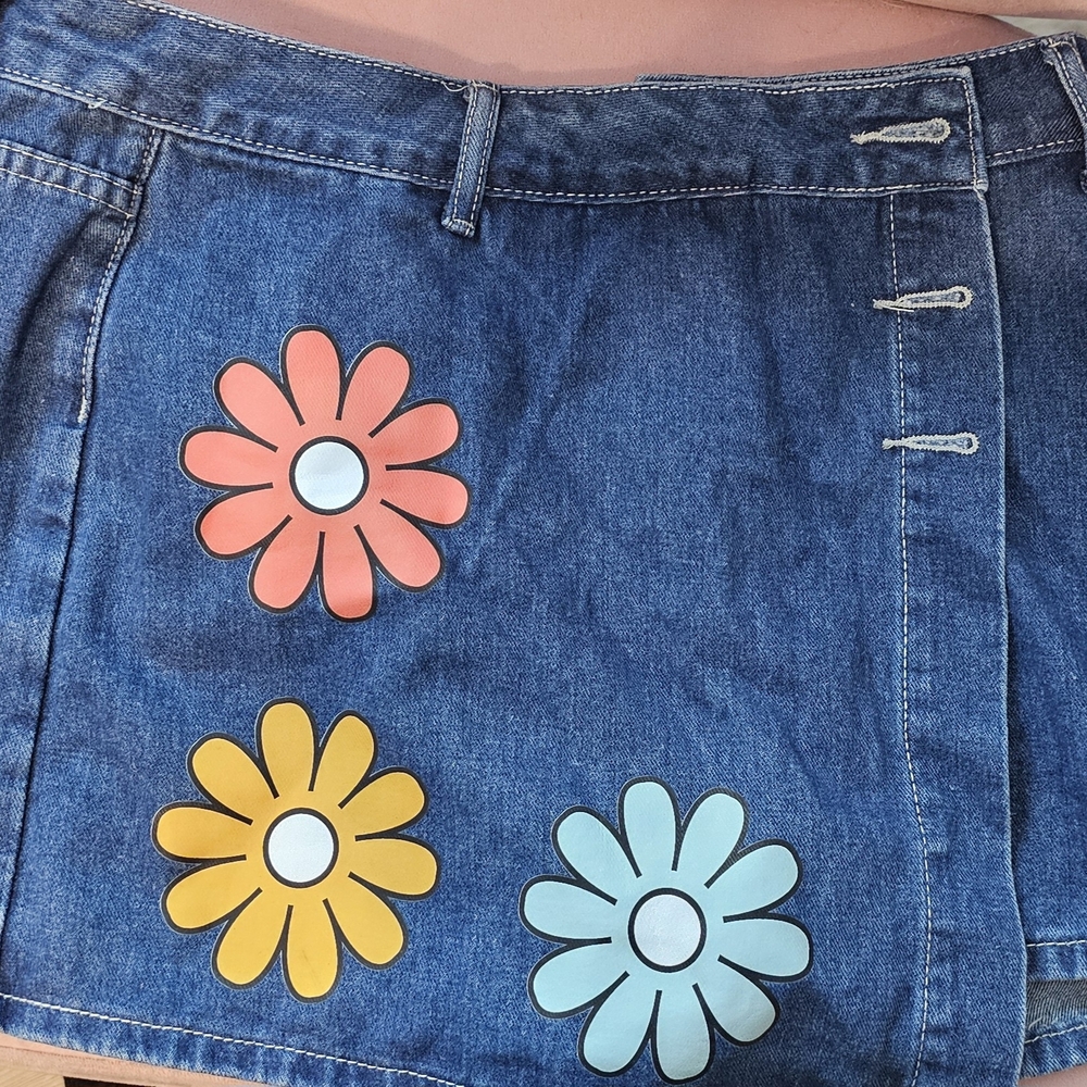 SHEIN Blue Jean Shorts with Floral Design - Picture 4 of 4
